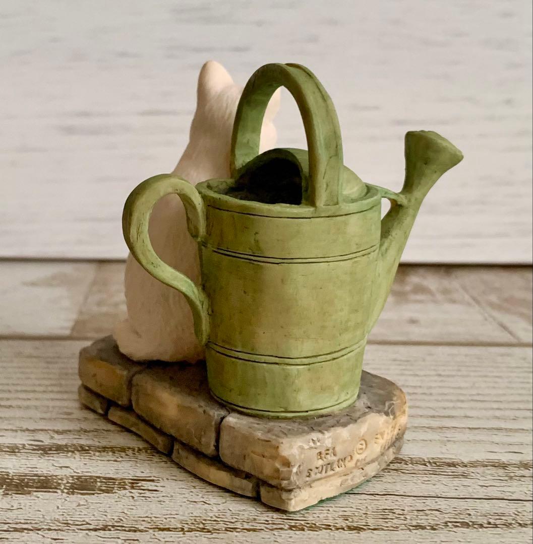 座っている白いねことじょうろ ピーターラビット ボーダーファインアーツ 置物