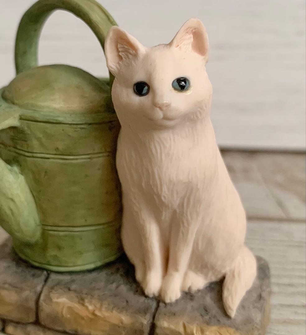 座っている白いねことじょうろ ピーターラビット ボーダーファインアーツ 置物