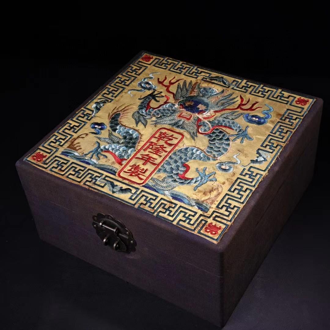 中国古美術・珍蔵粉彩・花鳥絵磁器の中皿・純手描き・刺繍箱付・置物