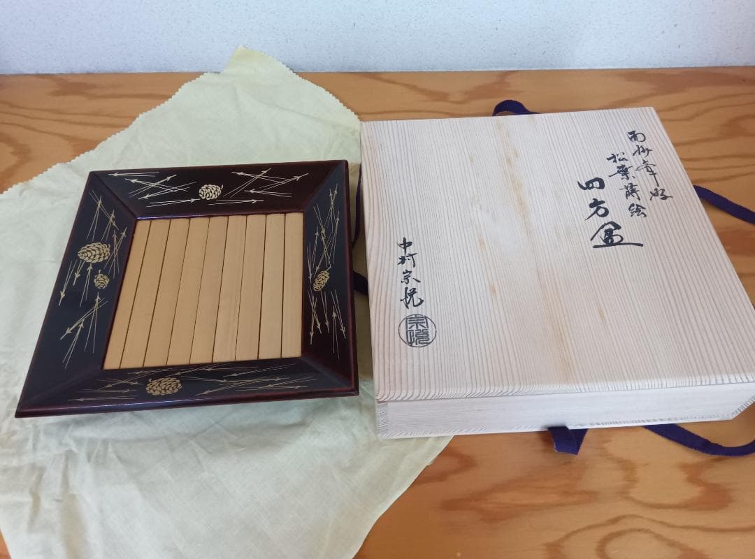美品・作者印】中村宗悦作の印布付き 而妙斎好の松葉蒔絵四方盆 - メルカリ