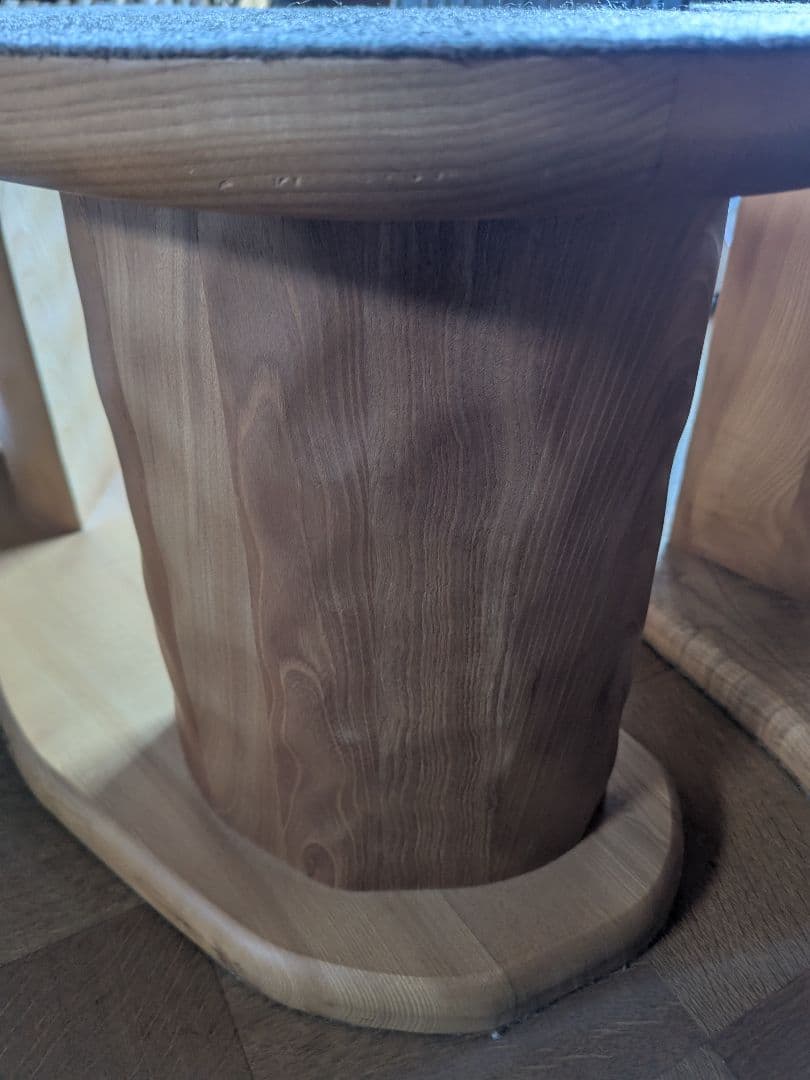 ローテーブルの脚／一枚板