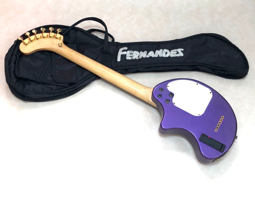 美品】ZO-3C MP アンプ内蔵ギター ディストーションSW付 専用ケース付