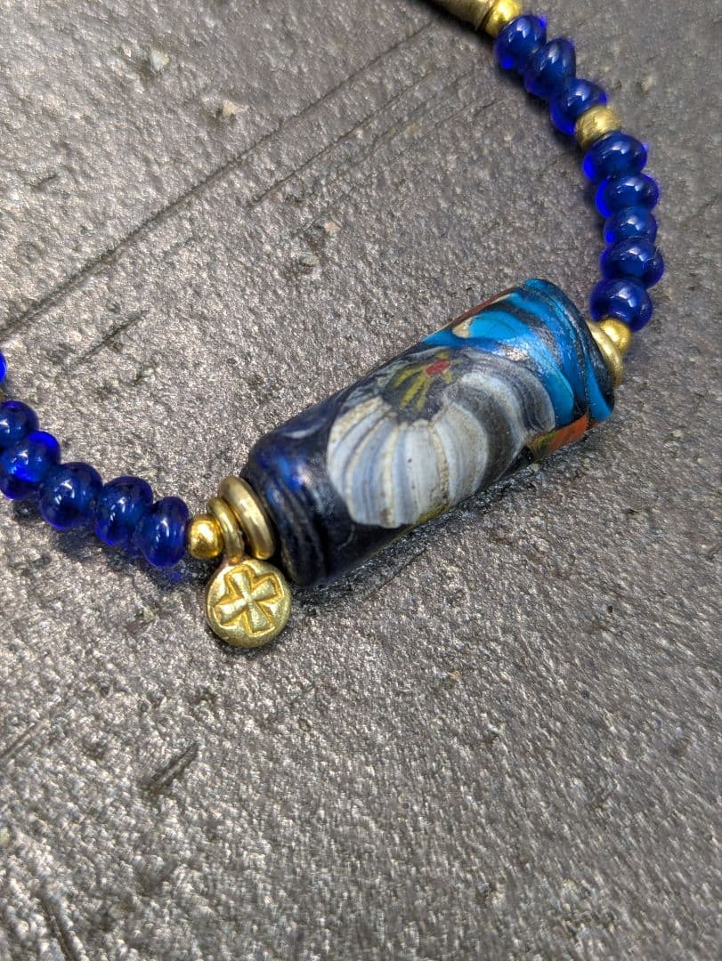 アンティークビーズとカレン族ブラス（真鍮） のブレスレットとピアス。