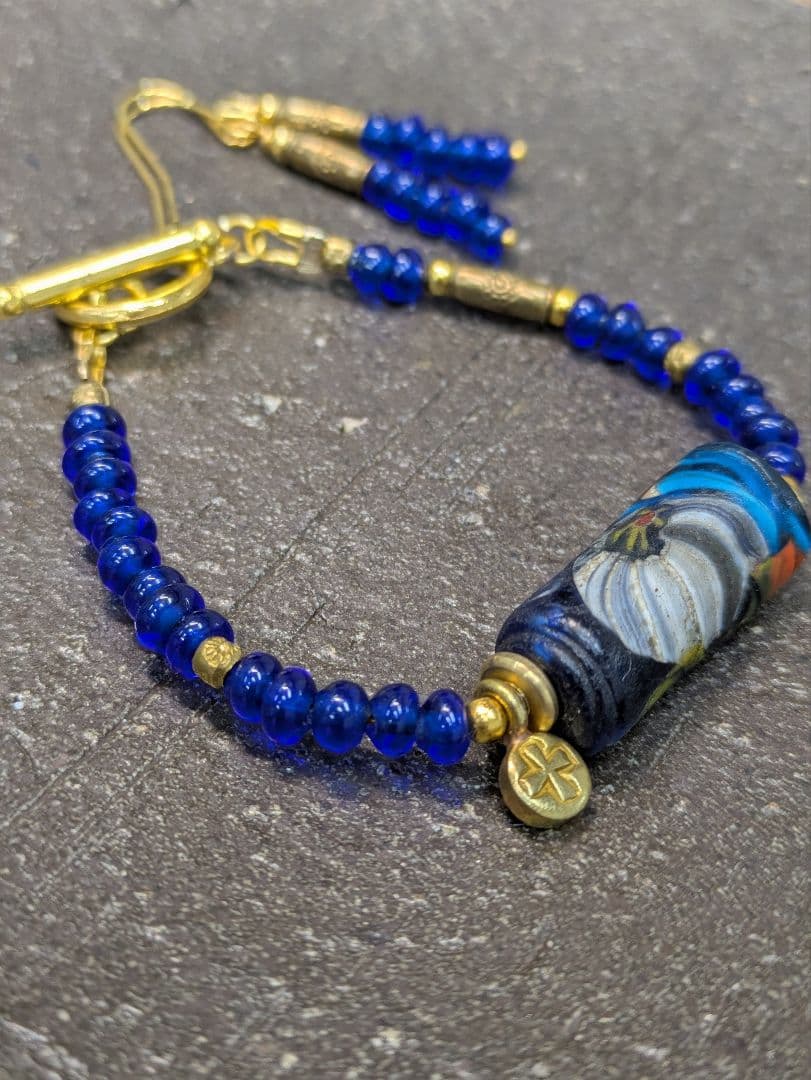 アンティークビーズとカレン族ブラス（真鍮） のブレスレットとピアス。