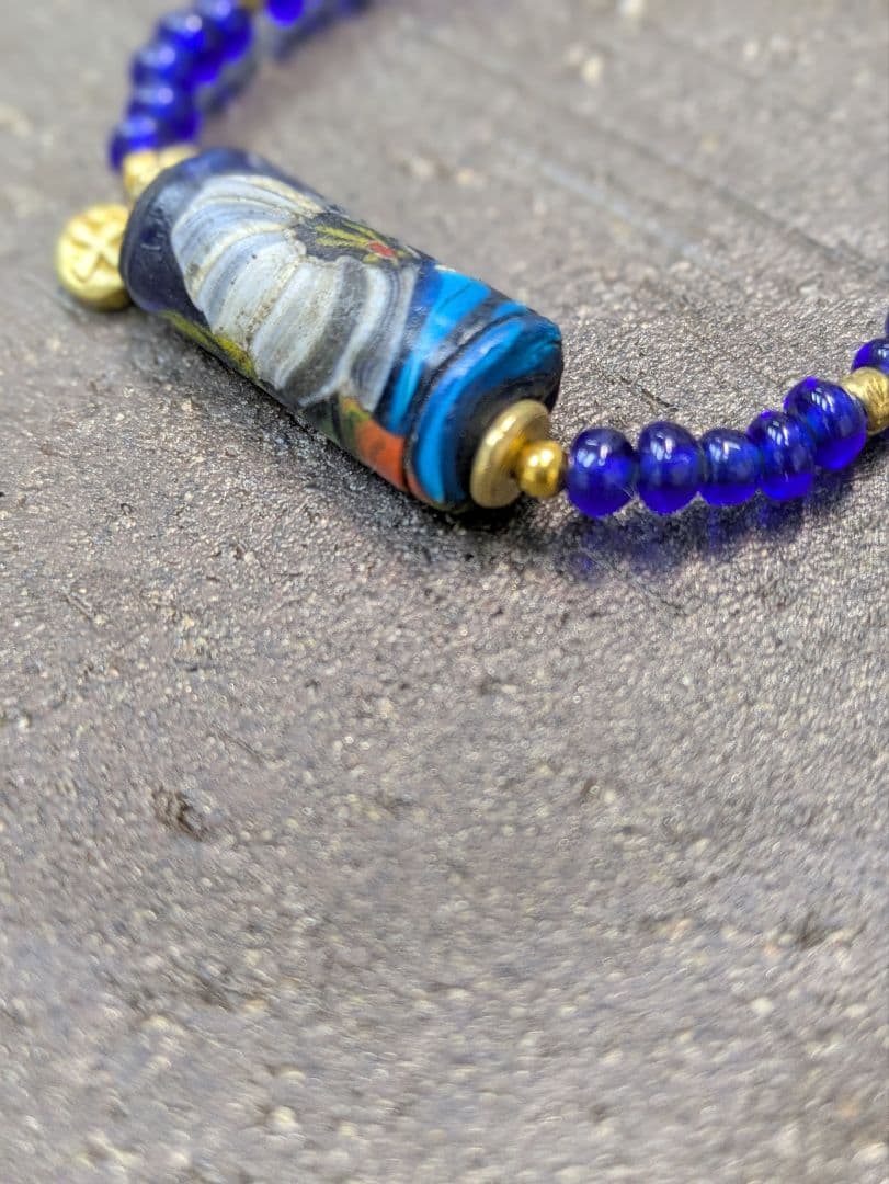 アンティークビーズとカレン族ブラス（真鍮） のブレスレットとピアス。