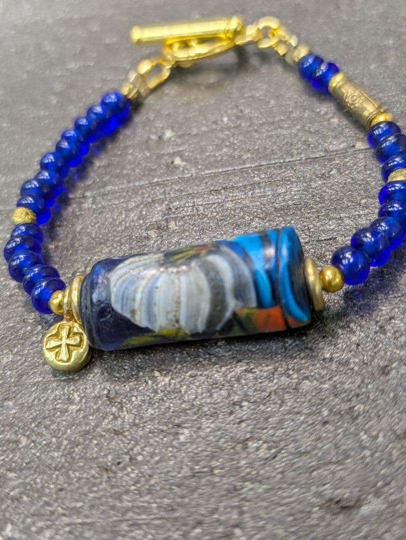 アンティークビーズとカレン族ブラス（真鍮） のブレスレットとピアス。