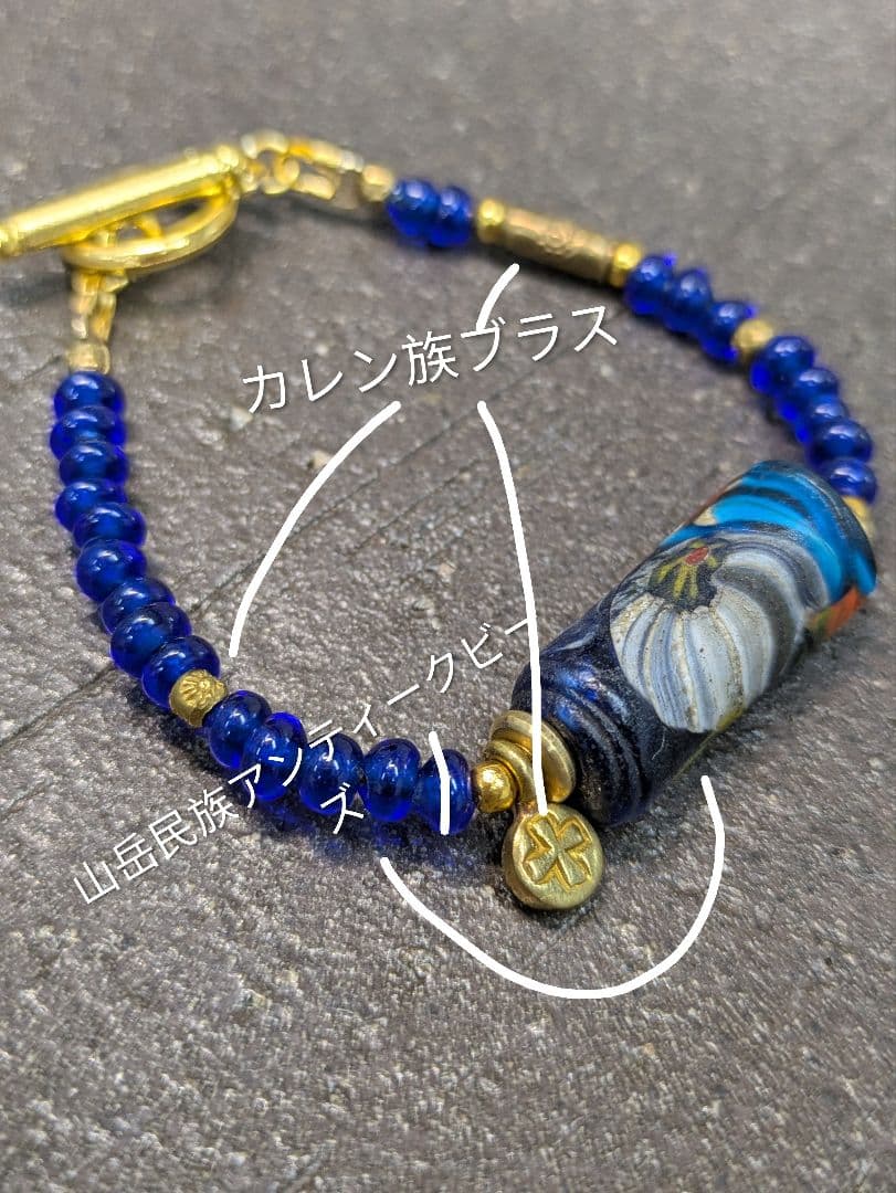 アンティークビーズとカレン族ブラス（真鍮） のブレスレットとピアス。