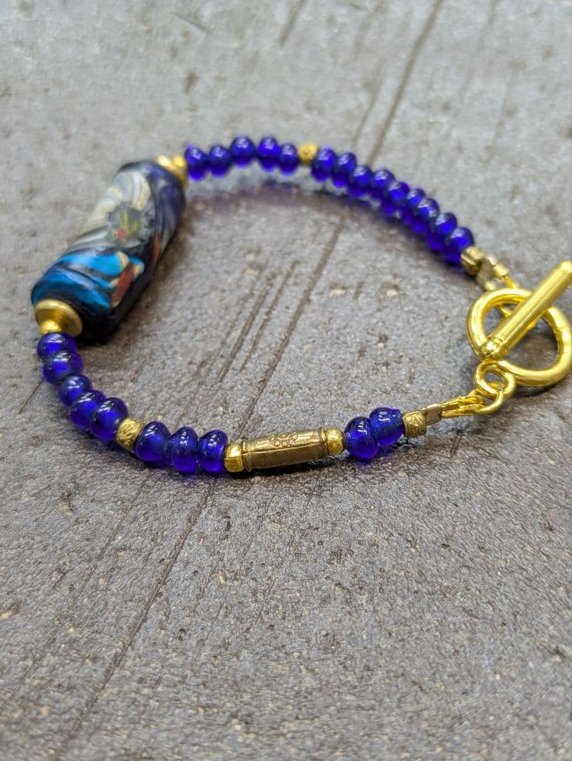 アンティークビーズとカレン族ブラス（真鍮） のブレスレットとピアス。