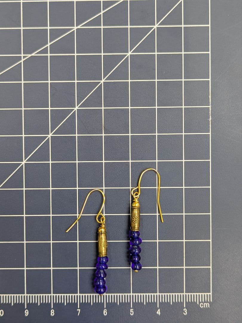 アンティークビーズとカレン族ブラス（真鍮） のブレスレットとピアス。