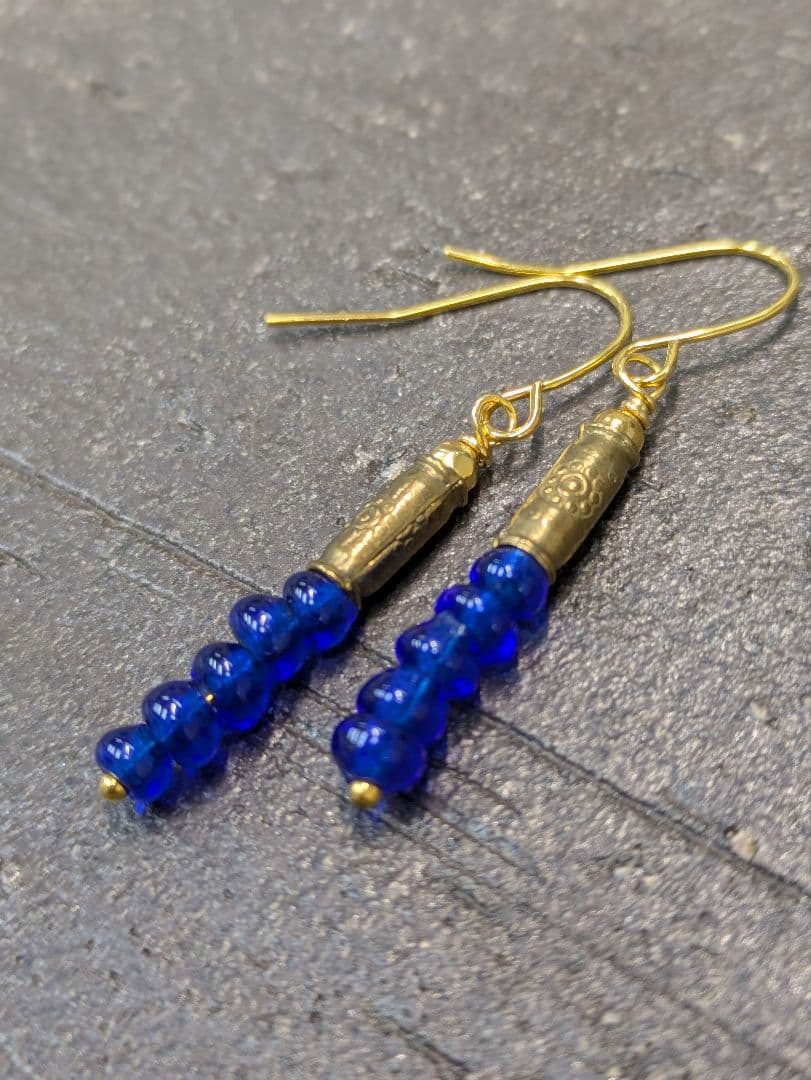 アンティークビーズとカレン族ブラス（真鍮） のブレスレットとピアス。