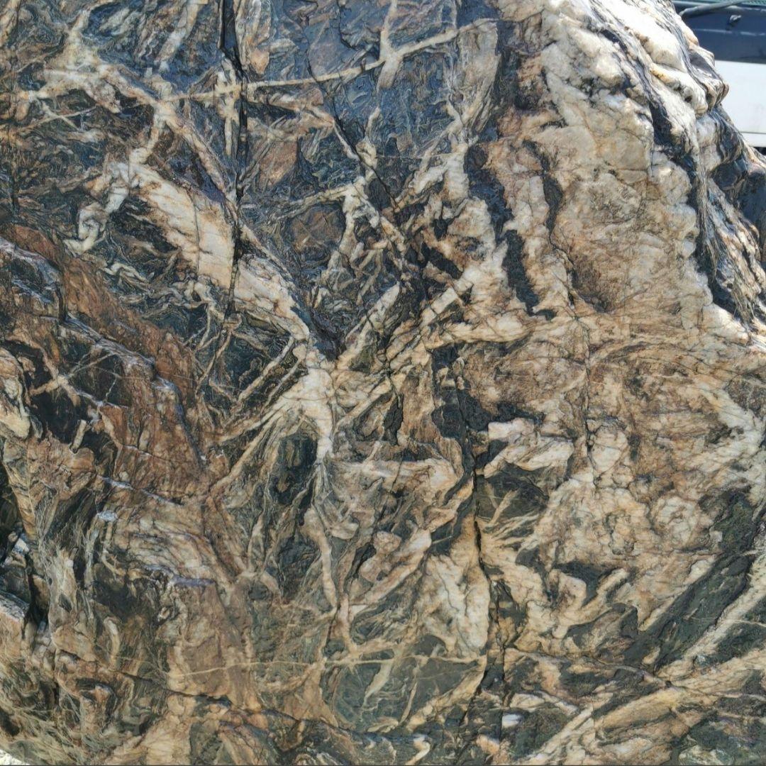 三波石　2.044キロ　庭石　石　石材 庭　坪庭　ガーデニング　置物　オブジェ