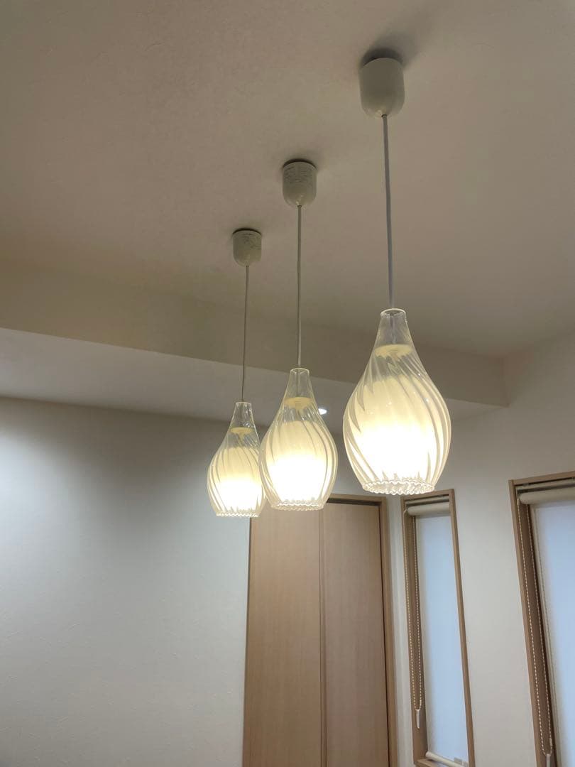 ホワイトガラス ペンダントライト 3灯