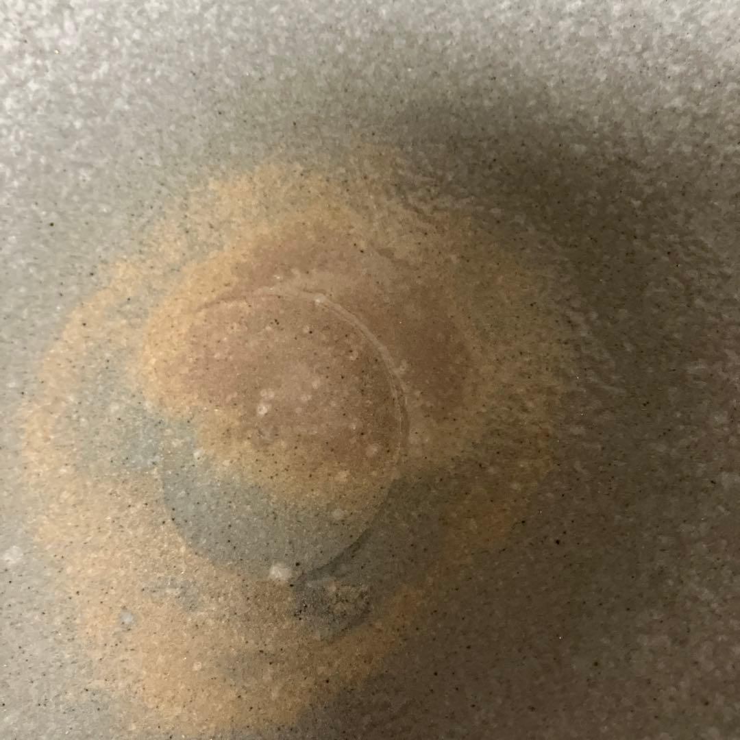 金彩皿「音羽山東哉造」（径３１㌢、高４．６㌢）