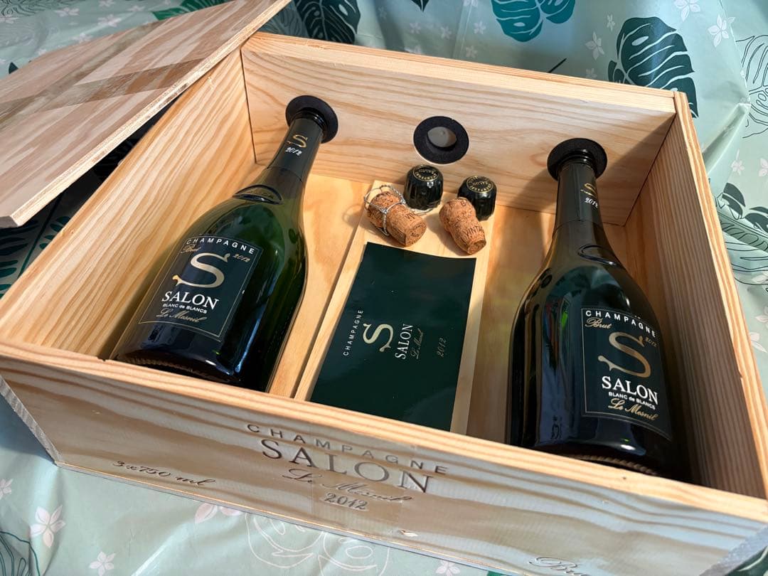 高級シャンパン・サロン2012の空き瓶２本➕３本用専用木箱のセット。