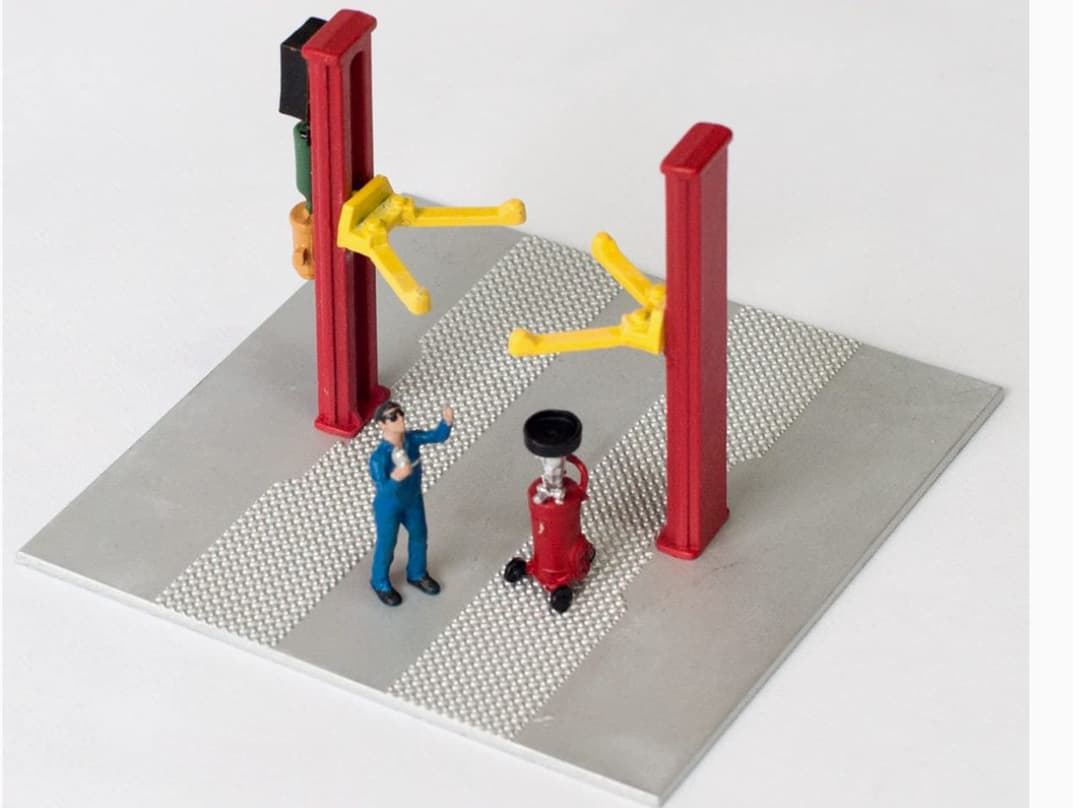 アメリカンジオラマ 2ポストリフト フルダイキャスト ガレージ 1/64