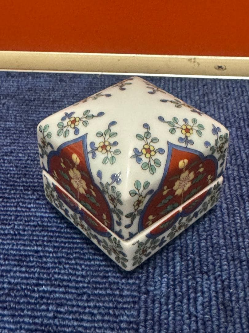 1660 有田焼 徳幸窯 角徳 『草花文角香炉と角香合 同柄揃』 - メルカリ