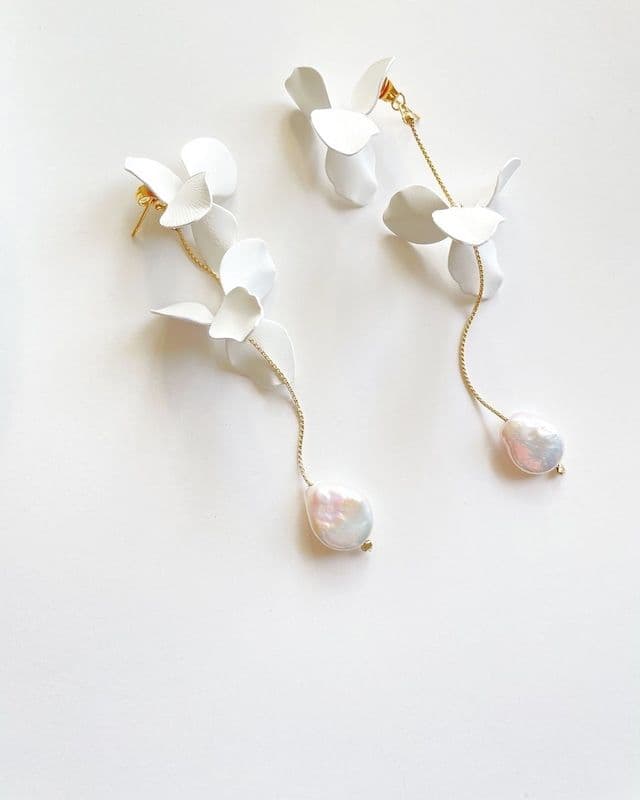 Shiroブライダルアクセサリー⭐ピアス　Plumeria白 ゼクシィ掲載＊【受注生産品】ホワイトフラワーと淡水パールの