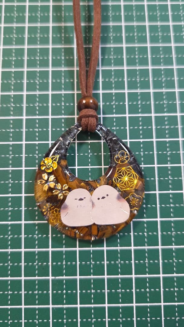 シマエナガ渋めが素敵なレジンネックレス✨タイガーアイ天然石レジン