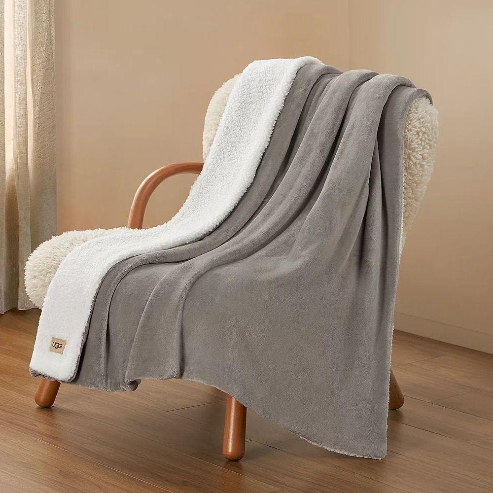 【新品未使用品】★UGG ★リバーシブル毛布★高級ブランケット★2色あり