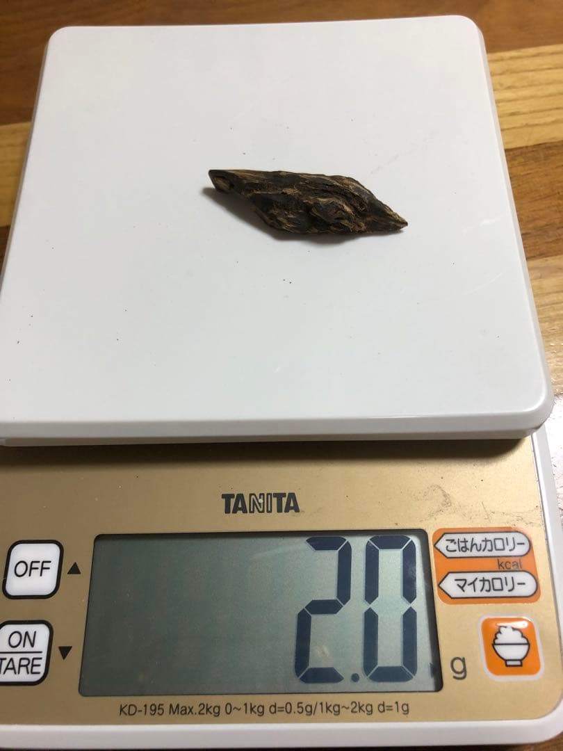 ベトナム産高品質沈香伽羅2g香木水に沈みます。