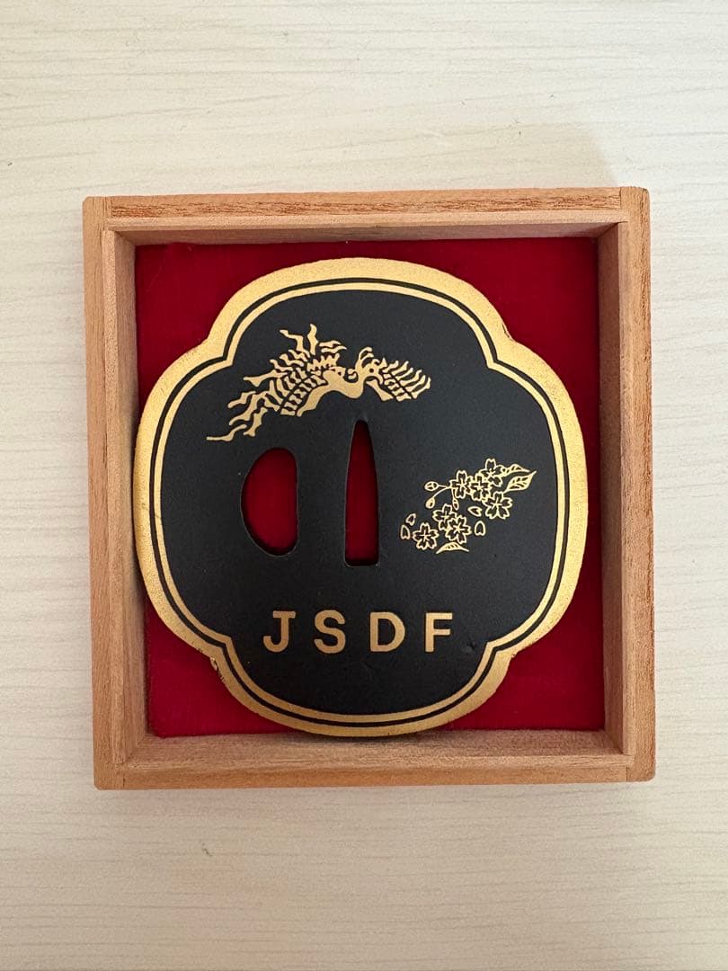 陸上自衛隊 刀 鍔 富士山 JSDF刻印 重さ204g 文鎮 記念品 木箱付