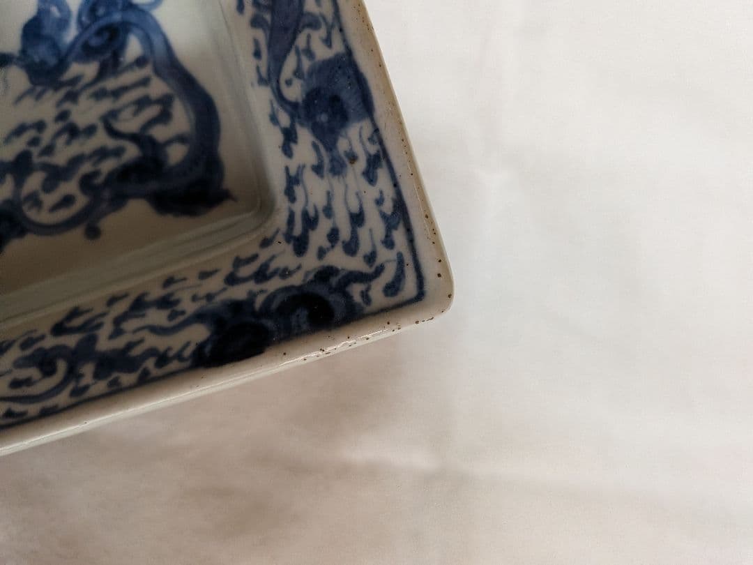 青い龍模様の長方形陶磁器皿