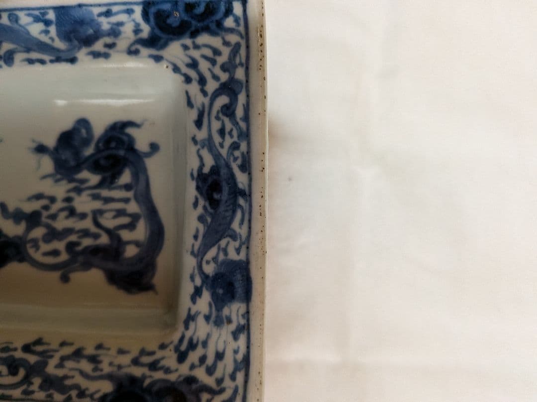 青い龍模様の長方形陶磁器皿