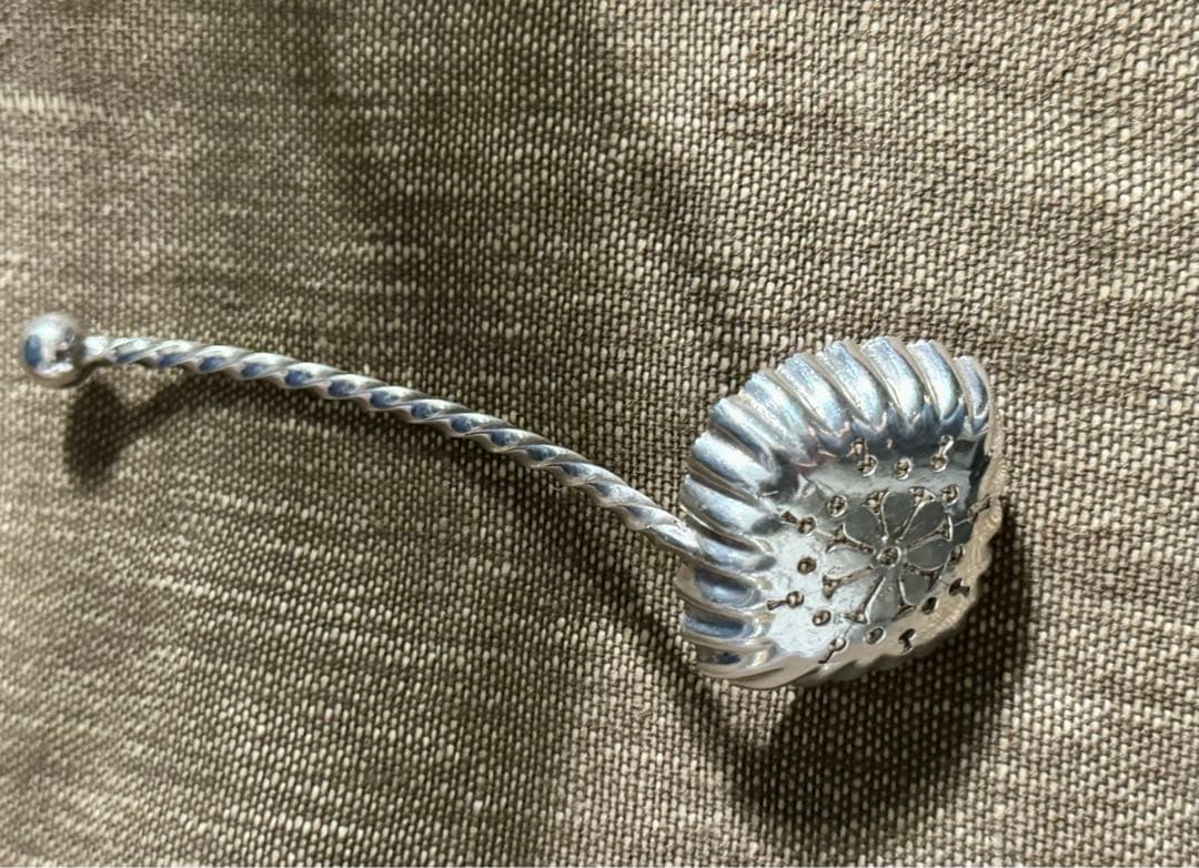 英国銀器　大振りのシフタースプーン　エリザベス女王の愛するスコーンとティータイム