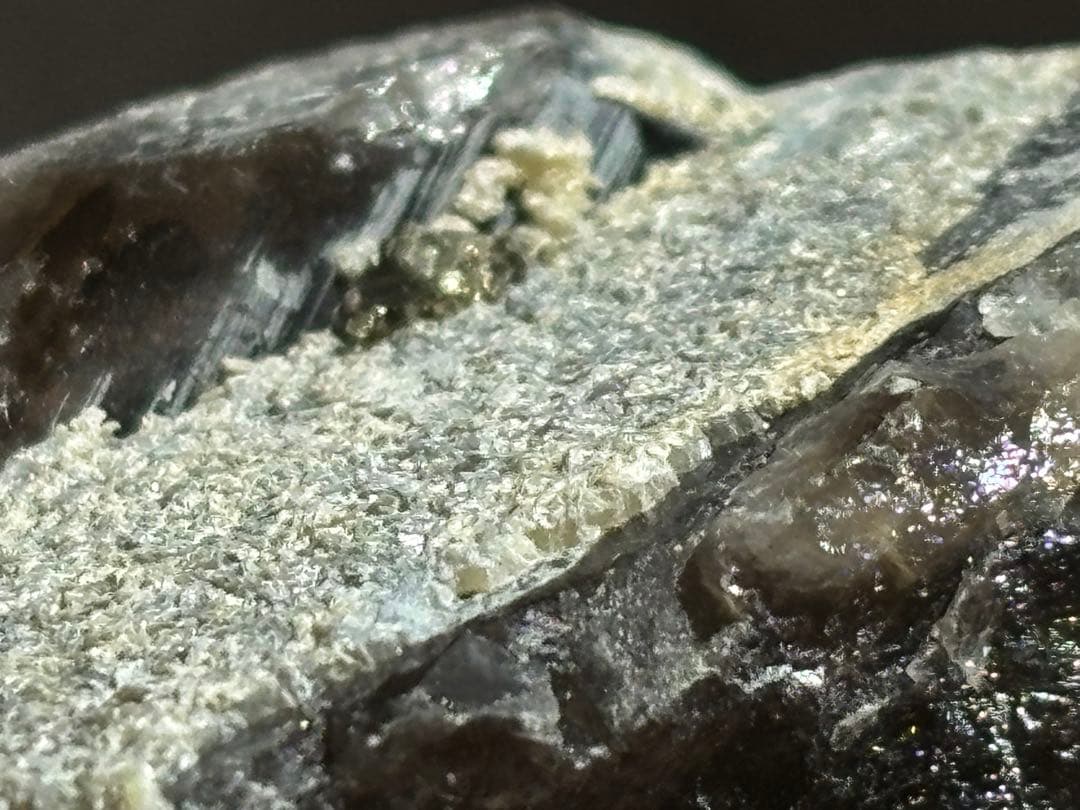 《スノーキャップモリオン原石＊パイライト共生》