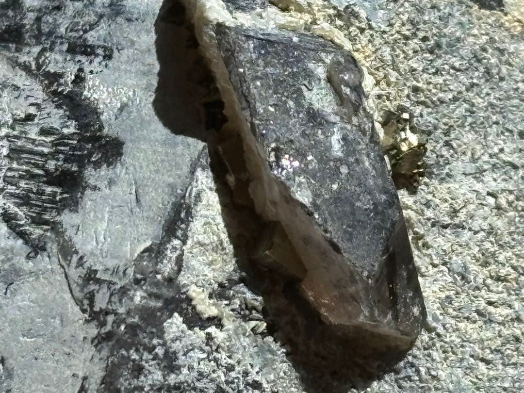 《スノーキャップモリオン原石＊パイライト共生》