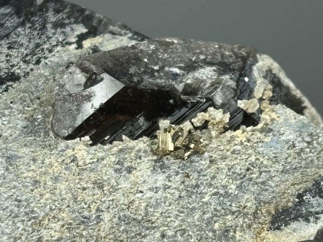 《スノーキャップモリオン原石＊パイライト共生》