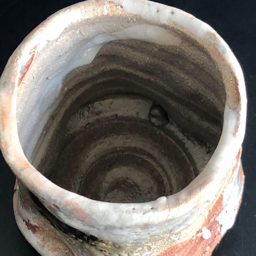 美しい古美術品◼️蔵から見事にくねくねした雰囲気の良い茶碗が出てきました。茶道具