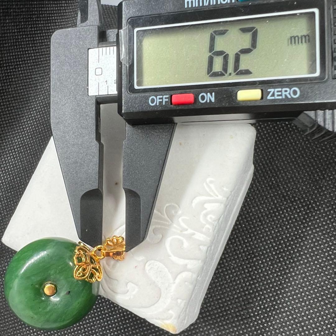 18k天然無処理和田玉翡翠グリーン碧玉の平安ボタンペンダントトップ【鑑定書付き】