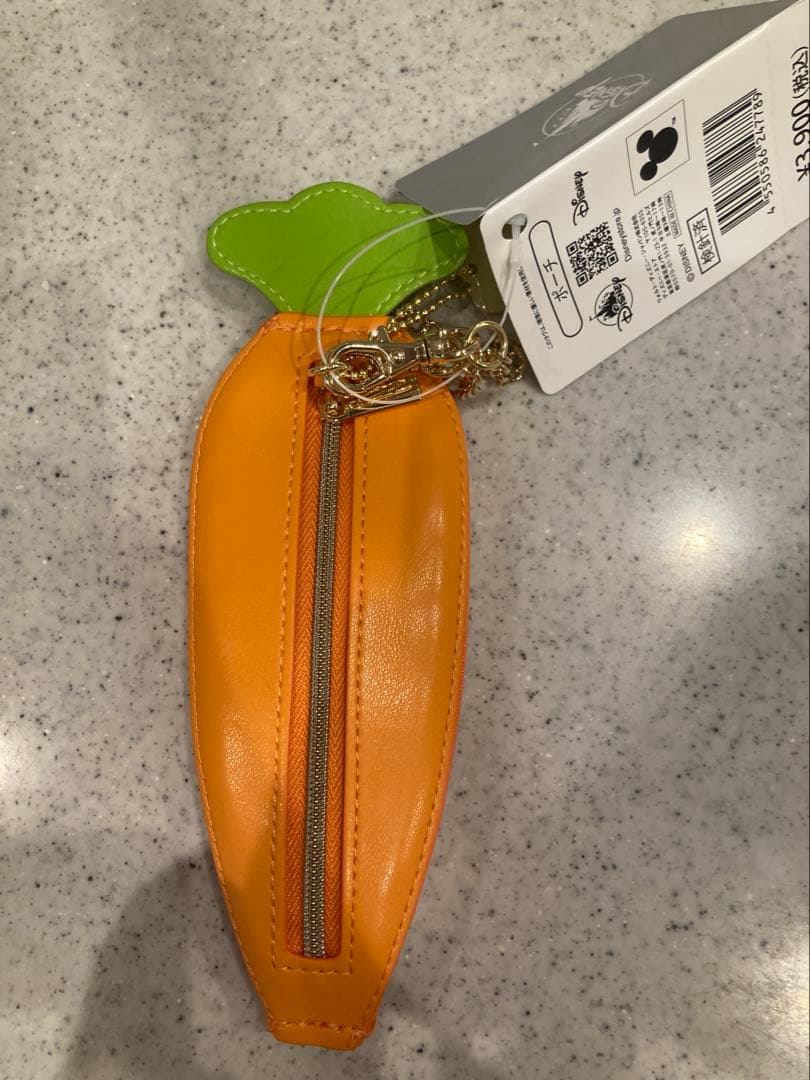 ジュディ・ホップス ポーチ チェーン・チャーム付き ニンジン型