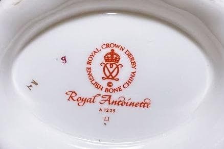 ロイヤルアントワネットティーポットM