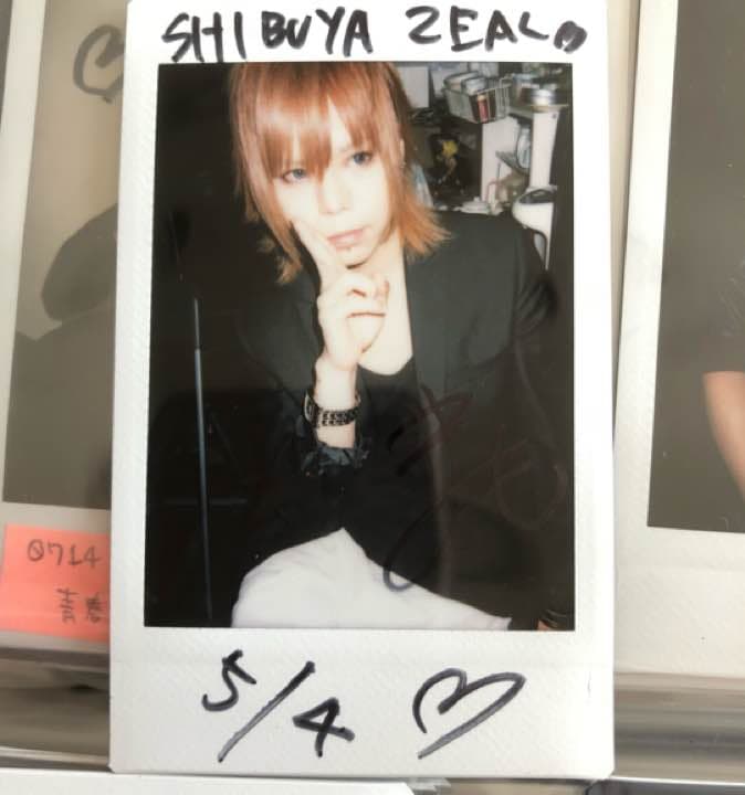 R指定 マモ チェキ サイン入り - メルカリ