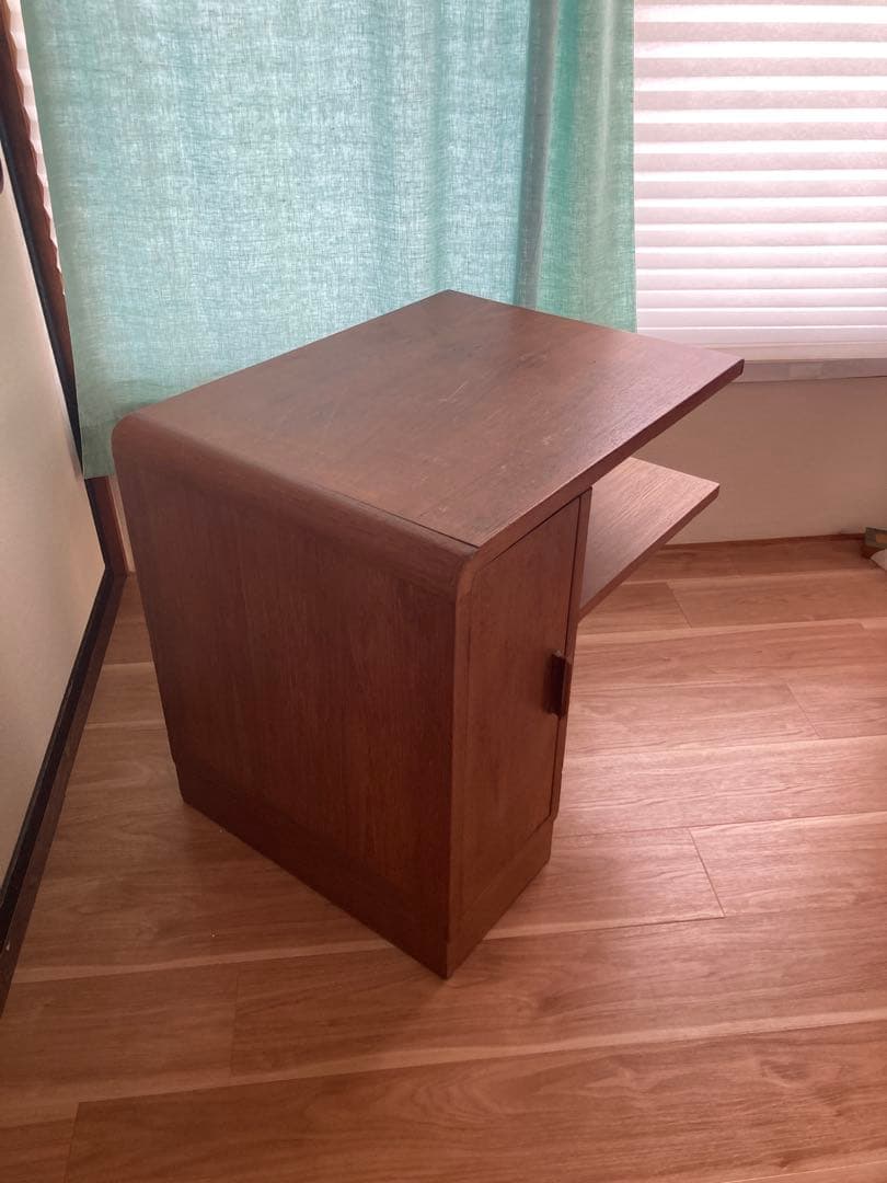 木製サイドテーブル 棚、扉付き ブラウン