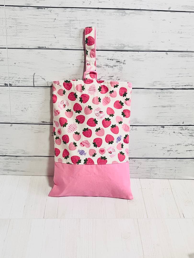 いちごミルク柄のシューズ入れ