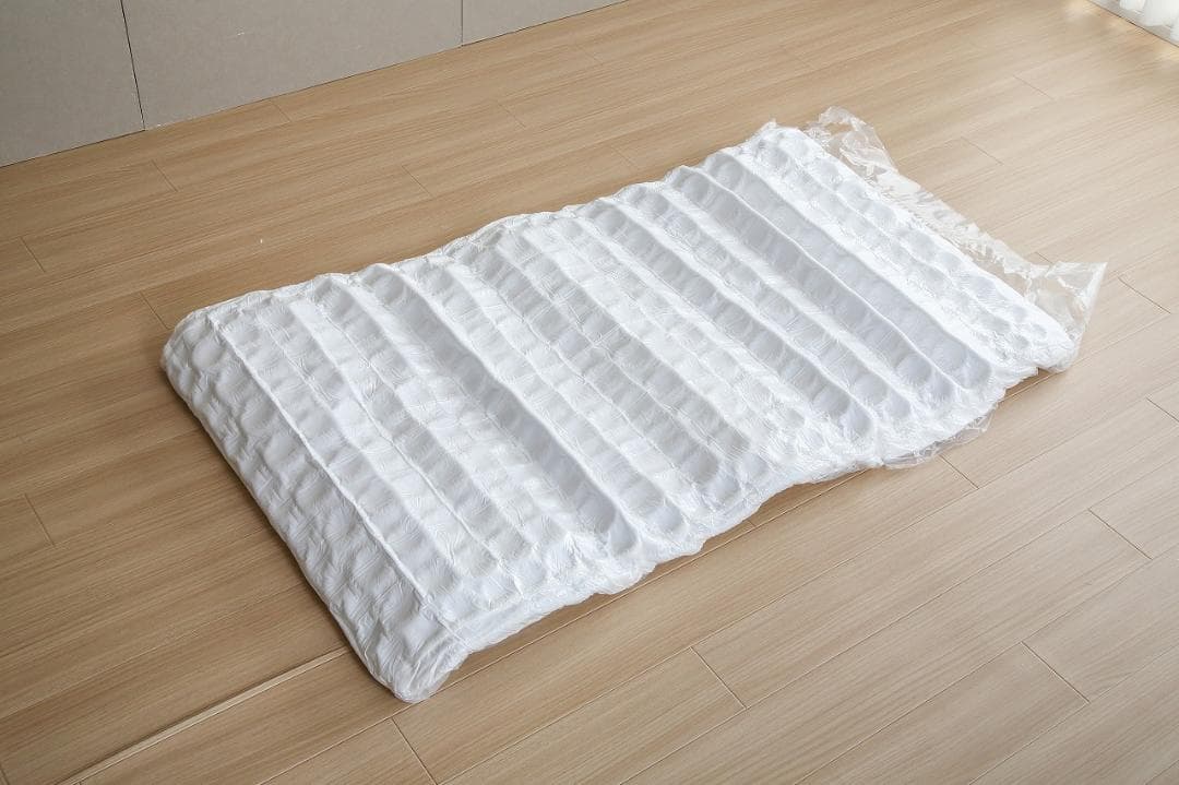 【新品・送料無料】一体型脚付きマットレスベッド【セミダブル】