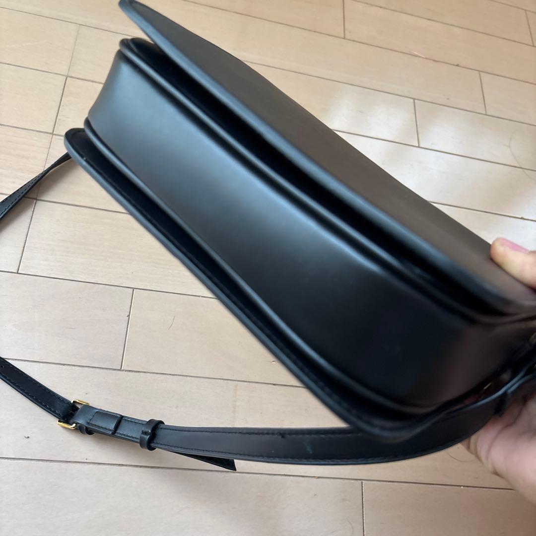 週末限定お値下げ⭐︎ブラックショルダーバッグ レディース　ゴールド金具