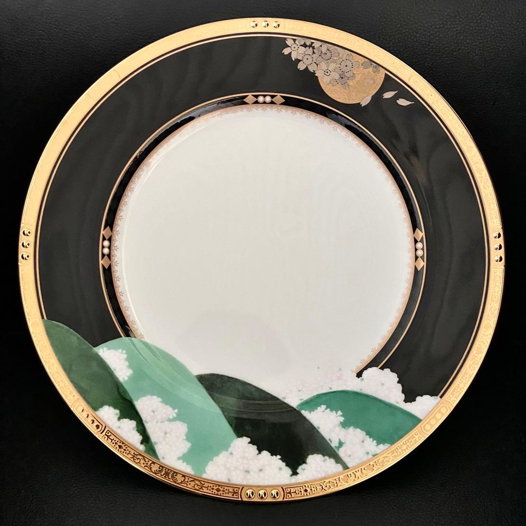 ノリタケ100周年を記念して作られた物で、四季をモチーフにした飾り皿