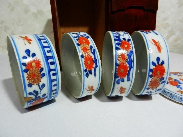 共箱入り「古伊万里錦手花蝶文様丸形四段小重鉢」と「切子ワイングラス」２点