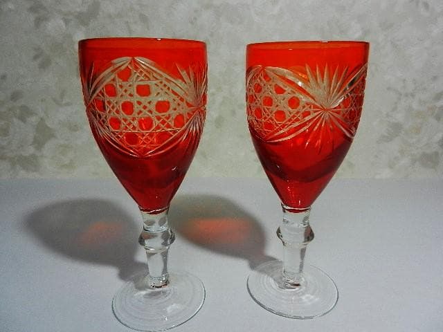 共箱入り「古伊万里錦手花蝶文様丸形四段小重鉢」と「切子ワイングラス」２点