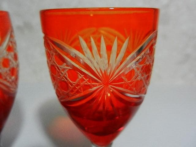 共箱入り「古伊万里錦手花蝶文様丸形四段小重鉢」と「切子ワイングラス」２点