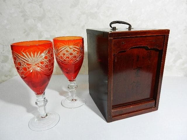 共箱入り「古伊万里錦手花蝶文様丸形四段小重鉢」と「切子ワイングラス」２点