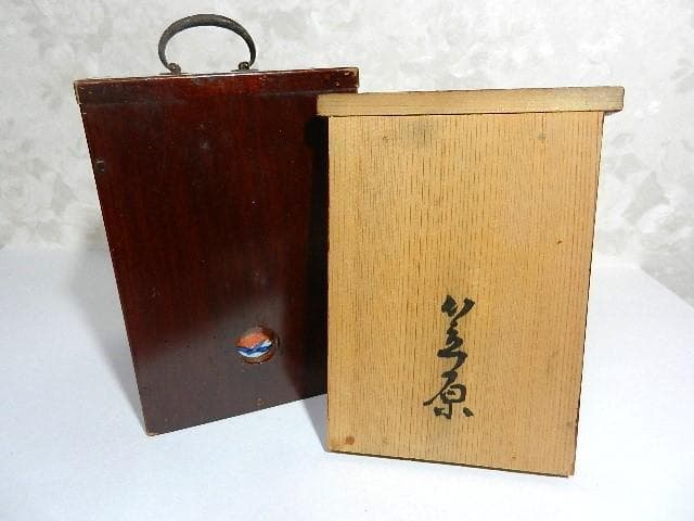 共箱入り「古伊万里錦手花蝶文様丸形四段小重鉢」と「切子ワイングラス」２点