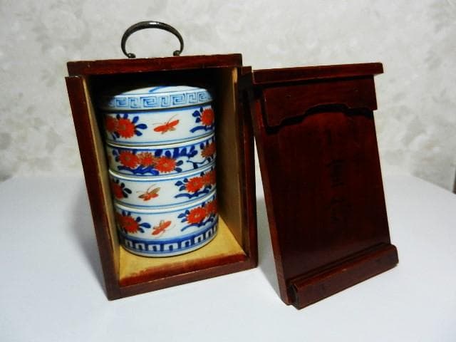 共箱入り「古伊万里錦手花蝶文様丸形四段小重鉢」と「切子ワイングラス」２点