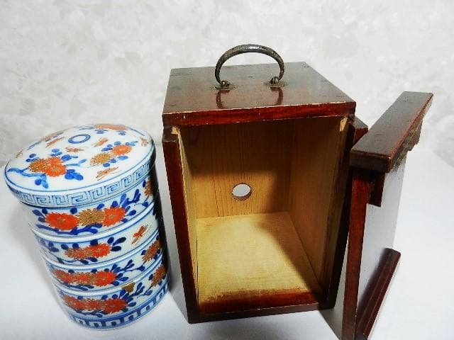 共箱入り「古伊万里錦手花蝶文様丸形四段小重鉢」と「切子ワイングラス」２点