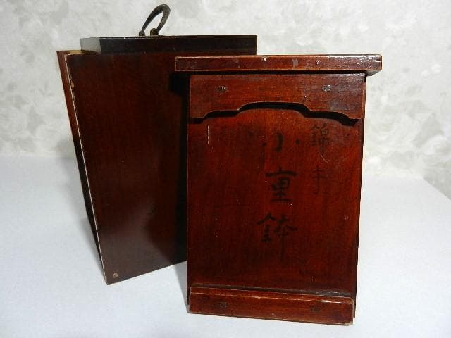 共箱入り「古伊万里錦手花蝶文様丸形四段小重鉢」と「切子ワイングラス」２点