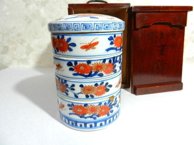 共箱入り「古伊万里錦手花蝶文様丸形四段小重鉢」と「切子ワイングラス」２点